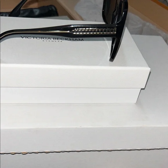 Victoria Beckham Sleek Black Eyewear display picture 3